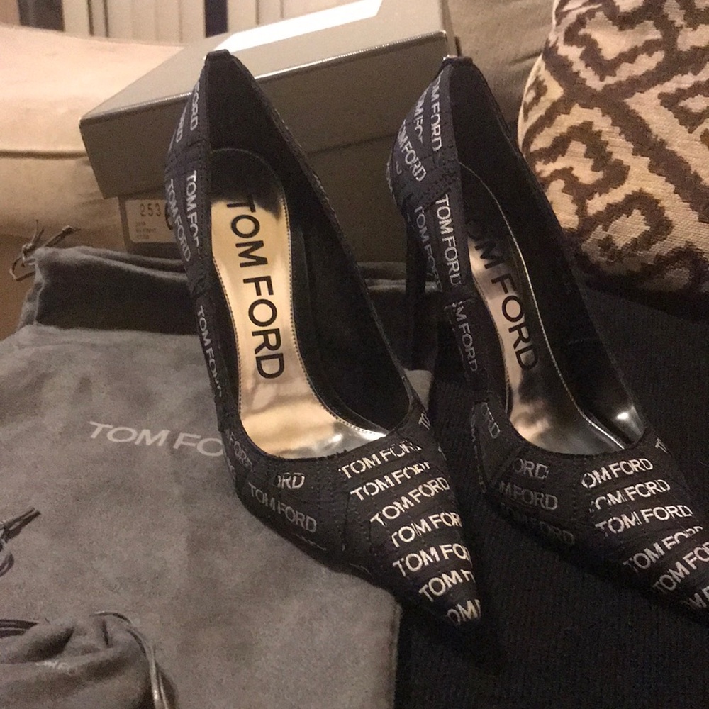 TOM FORD LOGO heels brand new never worn